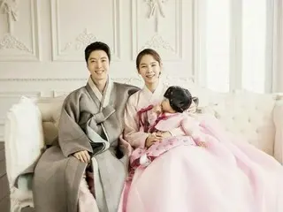 イ・ドンゴン♡チョ・ユニ夫婦、愛娘ロアちゃんとの“韓服”家族写真を公開！