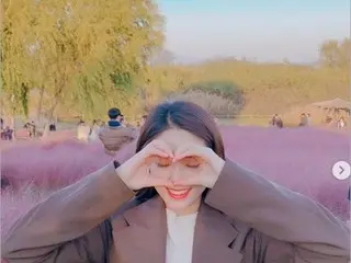 「AOA」ソリョン、ラベンダー畑で見せたラブリーなハートポーズ