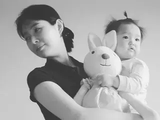 俳優ユン・サンヒョン、妻Maybeeの育児写真を公開し、“愛してます”