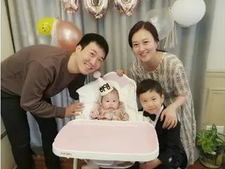 チャン・ユンジョン♥ト・ギョンワン、第二子の娘の百日写真を公開…“愛してるうちの家族”