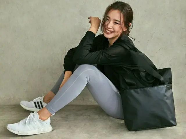 女優イ・ハニ、レギンスグラビア公開…健康美人の“完璧なSライン”