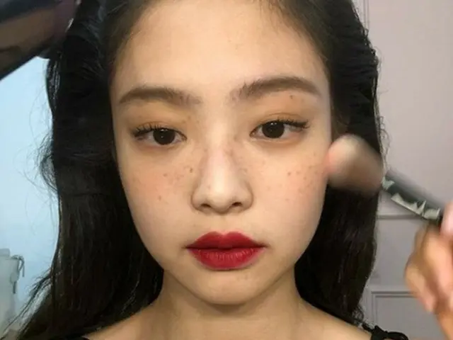 「BLACKPINK」ジェニー、そばかすメイクもお似合い！