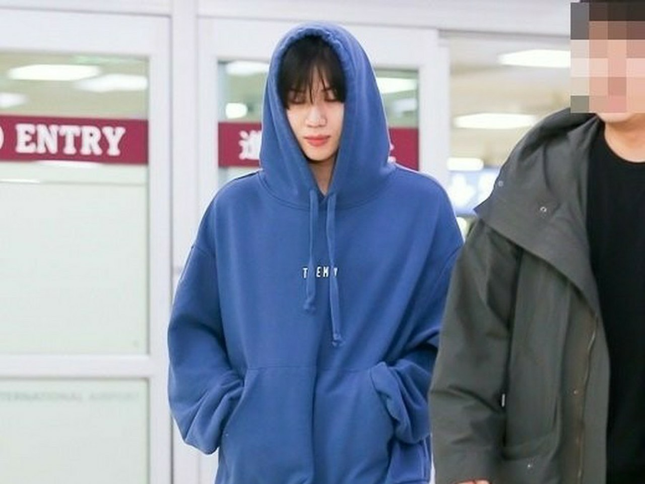 空港写真]「SHINee」テミン、ソロコンサートグッズのフードパーカーを