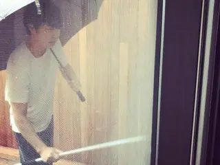 Maybee♥ユン・サンヒョン、幸せな日常“雨の中窓を清掃中…絵のような夫”