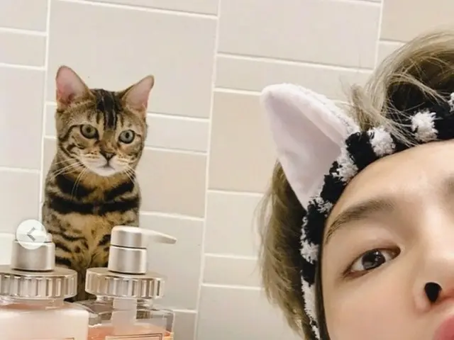 ジェジュン、猫耳のヘヤバンドとお気に入りのmixim Perfumeを背景に…”ねねにめっちゃ見られてる”
