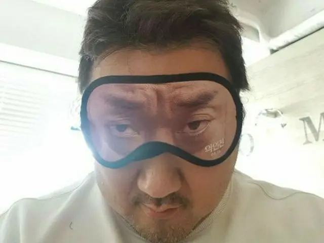 マ・ドンソク、目が合えばドキッとしそうな「悪人伝」アイマスク着用ショット公開!!