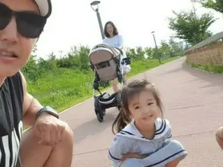 “こういうのが幸福”…ユン・サンヒョン♥Maybee、3人の子供とほのぼの散歩