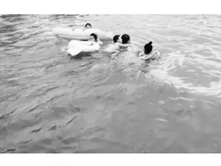 ソ・ユジン、子供たちと楽しい水遊び...“くっつきむしを背にのせて無限反復”