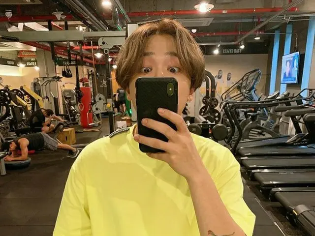 「FTISLAND」イ・ホンギ、トレーニング中にセルフショット公開…”みんな！これはどう！？”