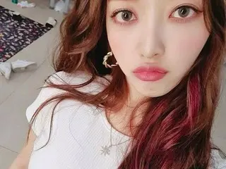 「AOA」チャンミ、唇を突き出してセルフィー..“アヒルみたい”