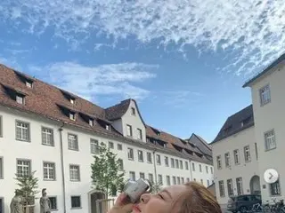 「Red Velvet」スルギ、スイスで晴天の下で自慢(?)の横顔披露