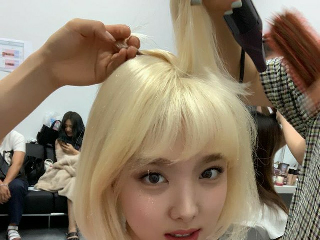 TWICE」ナヨン、金髪ヘアの妖精様..美貌がブリンブリン