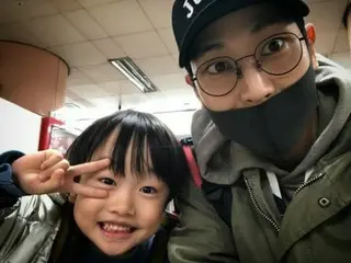 俳優シム・ジホ、そっくりな息子と一緒に地下鉄セルフィー..とてもキュートなピース✌