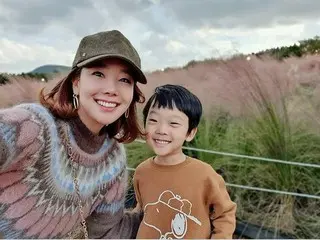 女優ソ・ユジン、済州島のピンクミューリー畑で幸せいっぱいの家族写真！