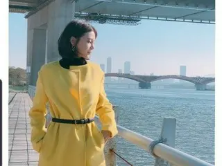 女優チャ・イェリョン、のどかな天気に明るい彼女..黄色いコートがよく似合う