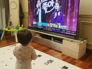 チャン・ユンジョン♥ト・ギョンワンアナの娘、テレビの中のママとパパを見て凍るw