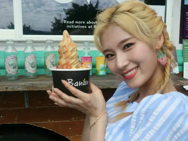 「TWICE」サナ、バースデーを迎え女神の微笑！モモとのツーショットも、「私の大切な友達の誕生日おめでとう💜」