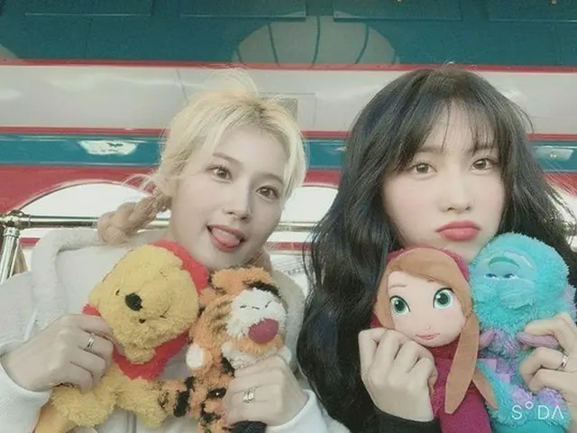 「TWICE」モモ、サナの24歳誕生日記念のハード大放出“綺麗な子の隣に美しい子”