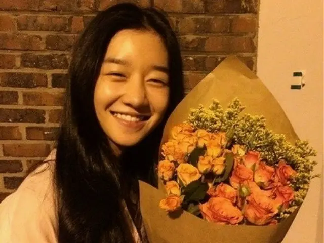 女優ソ・イェジ、花が花を持ってるよ..清純美あふれる三日月目の微笑み