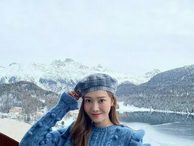 ジェシカ、ラブリーさ1スプーン..雪原の上の花美貌