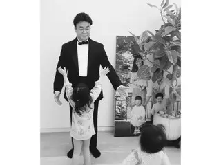 ソ・ユジン、夫ペク・チョンウォンを囲んだ子供たちを公開“授賞式に行く前に写真を撮ろうとしたけど..”