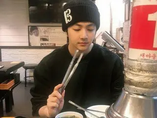 「MBLAQ」出身チョンドゥン、トング持ってお肉が焼けるのを待つ..相変らずかわいい近況