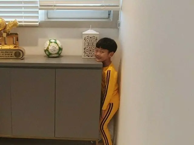 イ・ドングク選手の息子シアンくん、ブルース・リールックでかくれんぼ“ラブリーないたずらっ子”