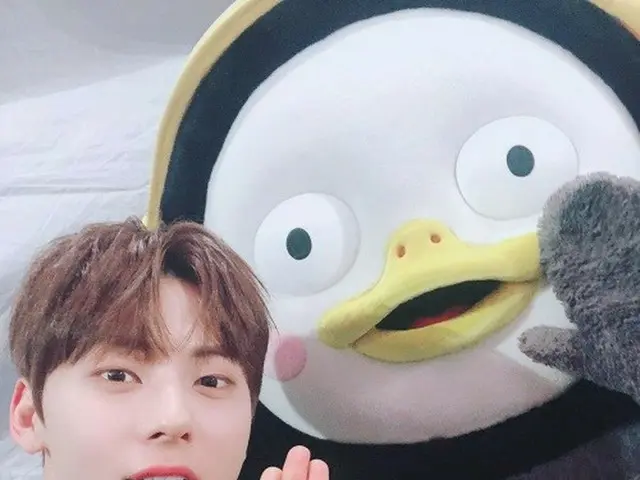 「NU’EST」ミンヒョン、ペンスのとなりで恥ずかしそうにファン心爆発…人気者同士の特級な出会い!