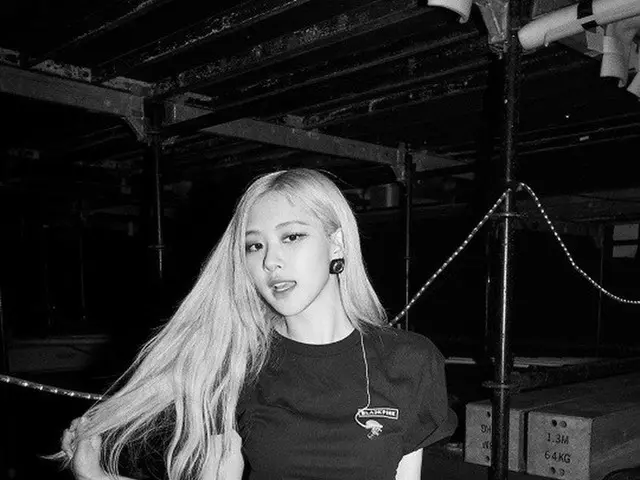 「BLACKPINK」ロゼ、バックステージを明るくする女神美貌☆