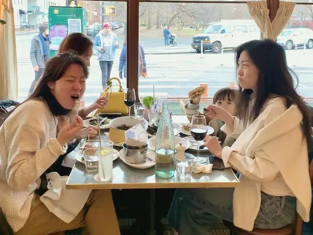 女優コン・ヒョジン、料理を食べながらくしゃ顔..気さくさが魅力的