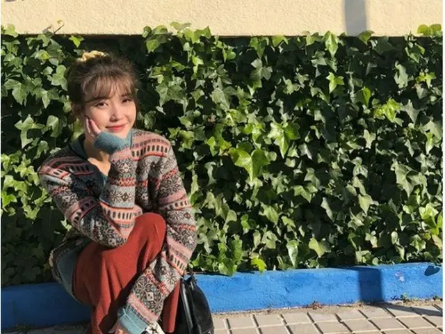 歌手IU、ぽかぽかの日差しの下で見せたほほ笑みにキュン！