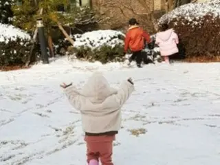 女優ソ・ユジン、子供たちと共に過ごした雪が降る日…“かわいい後ろ姿”