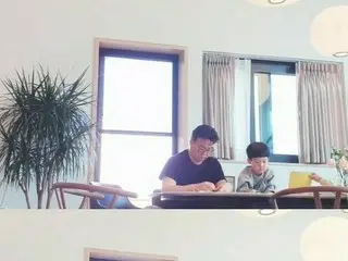 女優ソ・ユジン、自宅での夫ペク・ジョンウォンの“真剣な姿”を公開！～子どもたちと折り紙～