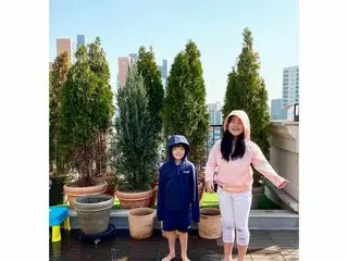 俳優イ・ボムスの妻イ・ユンジンさん、屋上で水遊びするソダ姉弟の写真を公開!!
