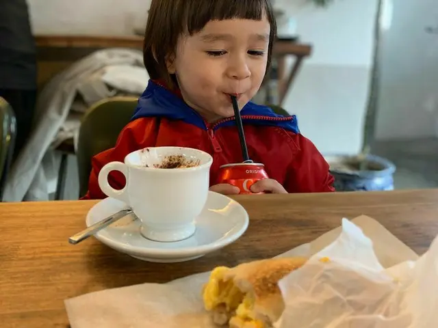 ウィリアムくん、コーラ飲むカワイ子ちゃん“朝食でこの組合せとても幸せ”