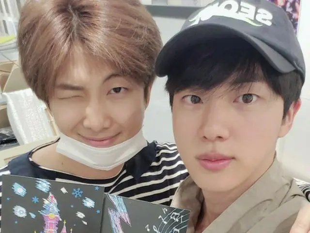 「BTS（防弾少年団）」RM＆ジン、仲のいい姿でファンにあいさつ…”今も、相変わらず”