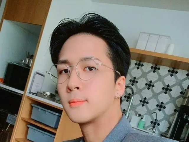 「VIXX」RAVI、スーツ姿で洗練美ぷんぷん...素敵なビジュアルに胸キュン
