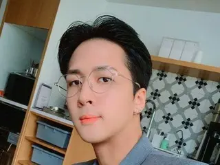 「VIXX」RAVI、スーツ姿で洗練美ぷんぷん...素敵なビジュアルに胸キュン