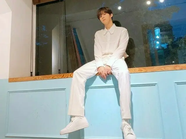キム・ウソク（UP10TION）、オールホワイトルックもよく似合う王子様..清純さ爆発