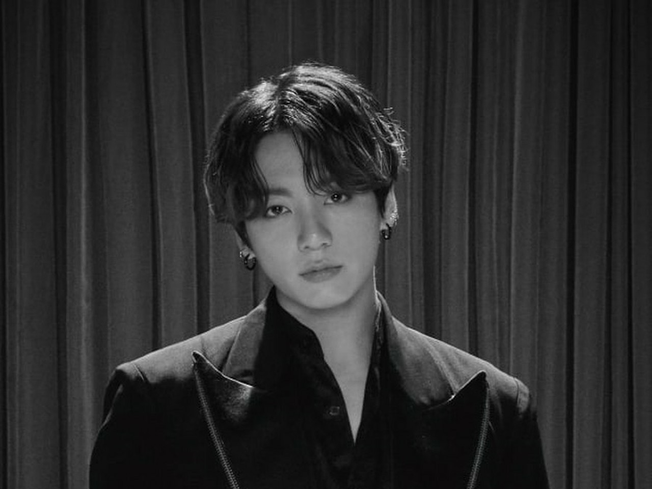 BTS（防弾少年団）」ジョングク、モノクロでも隠しきれない