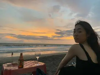 女優イ・ヨニ、結婚後伝えた初めてのあいさつ…海辺に座って“久しぶりです”