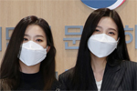 「青空の日」の広報大使委嘱式に出席した「Red Velvet」スルギとジョイ