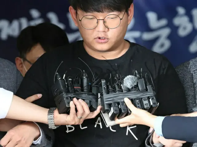 韓国史上最悪の性犯罪 ”n番部屋事件”、チャットルーム開設者「ガッガッ」が報道カメラの前に=韓国メディアが集結(画像:news1)