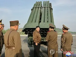 金正恩氏が新型ロケット砲発射台を試運転　試射視察に続き